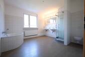 Bad mit Dusche und Wanne - 