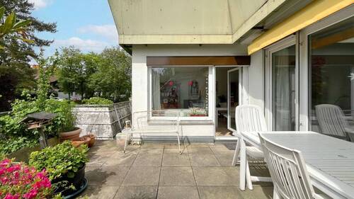 Sowohl vom Wohn- als auch vom Schlafzimmer lässt sich die Dachterrasse begehen - Etagenwohnung mit 74,70 m&sup2; in Freiburg i. Br. / Tiengen zum Kaufen