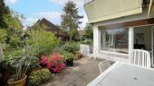 Die großzügige Dachterrasse lädt zum Entspannen und Verweilen ein - 