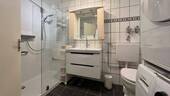 Gepflegtes Badezimmer mit Dusche und Waschmaschinenanschluss - 