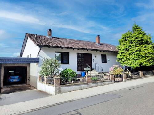 Hausansicht Straßenseite - Großzügiges 1- bis 2-Familienhaus mit Garten in Wiesenbach, ideal für Familien!