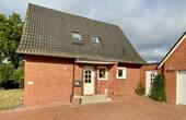 Seitenansicht und Eingang - 6 Zimmer Einfamilienhaus zum Kaufen in Wittmund