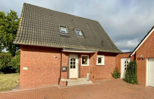 Seitenansicht und Eingang - 6 Zimmer Einfamilienhaus zum Kaufen in Wittmund