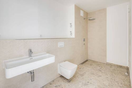 helles Bad mit bodengleicher Dusche - 