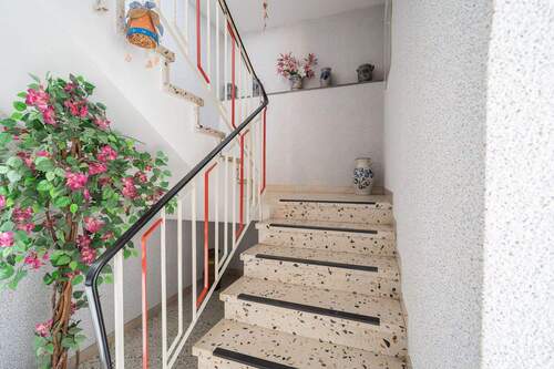 Treppenhaus - 6 Zimmer Mehrfamilienhaus, Wohnhaus zum Kaufen in Strahlungen
