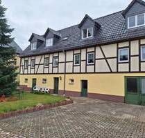 Wohnen im Dreiseitenhof: 2-Zimmer-Wohnung mit Einbauküche, ruhige Wohnlage in Hirschfeld (Reinsberg) - Reinsberg / Hirschfeld