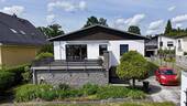Hausansicht - Sofort bezugsbereites Einfamilienhaus mit Kamin, Sauna und zwei Garagen