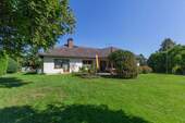 Blick vom Garten auf das Haus - 4 Zimmer Bungalow zum Kaufen in Maisach