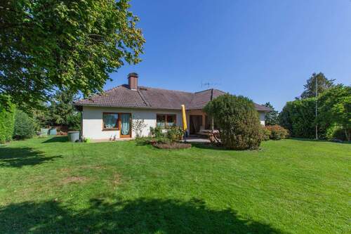 Blick vom Garten auf das Haus - 4 Zimmer Bungalow zum Kaufen in Maisach