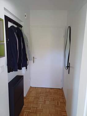 Flur Richtung Haustüre (2025) - 1 Zimmer Etagenwohnung zum Kaufen in Würzburg