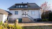 Aussenansicht vorne - Zweifamilienhaus mit großem Potenzial und Garten in Crailsheim-Altenmünster