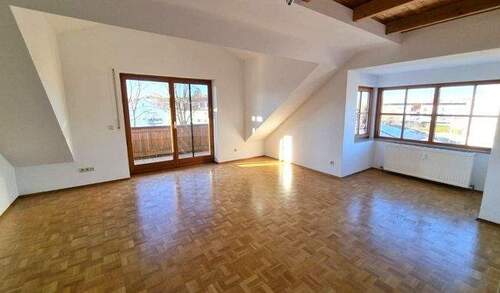 Wohnen und Essen mit Zugang zum Balkon - Weilheim - ruhig gelegene DG Wohnung mit Erker und Balkon