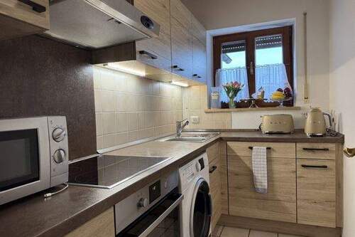 Küche mit Waschmaschinenanschluss - 