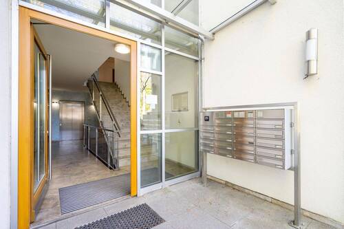 Hauszugang mit Kamera - Etagenwohnung mit 78,00 m&sup2; in Hamburg zum Kaufen