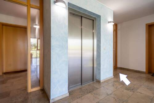 Treppenhaus mit Personenaufzug - 