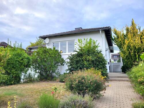 1. Hausansichten (1) - Voll unterkellerter Walmdachbungalow mit Doppelgarage und schönem Grundstück in Katlenburg