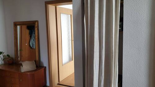 Flur Blick zur Wohnzimmertüre - 