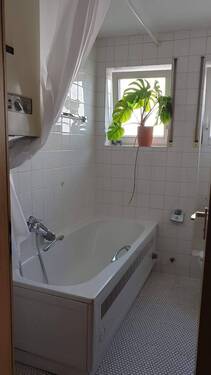 Badezimmer mit Wanne - 