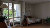Wohnzimmer mit Blick auf Balkon - Sehr schön geschnittene 2-Zimmerwohnung mit Balkon in Nähe der Missionsärztlichen Klinik
