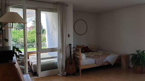 Wohnzimmer mit Blick auf Balkon - Sehr schön geschnittene 2-Zimmerwohnung mit Balkon in Nähe der Missionsärztlichen Klinik