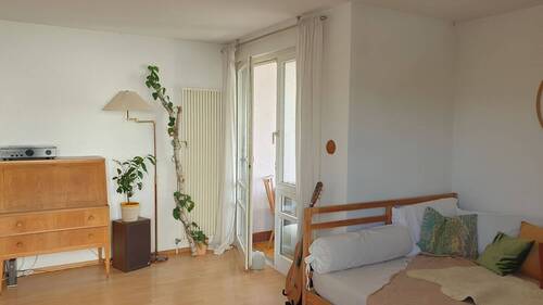 Wohnzimmer Blick Richtung Balkon - 2 Zimmer Etagenwohnung in Würzburg