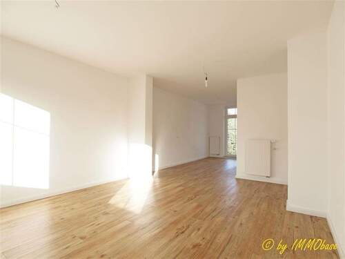 Wohnbereich mit Blick in die Küche - 