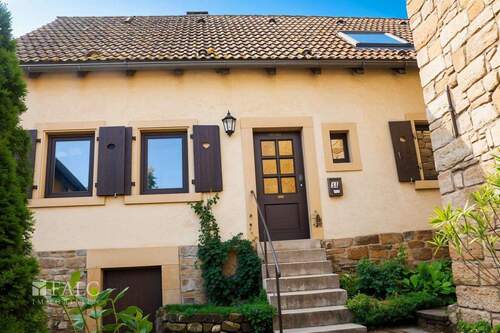 Einfamilienhaus Frontansicht - 5 Zimmer Mehrfamilienhaus, Wohnhaus in Angelbachtal