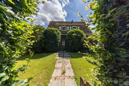 Straßenansicht - 6 Zimmer Einfamilienhaus in Hamburg / Wohldorf-Ohlstedt