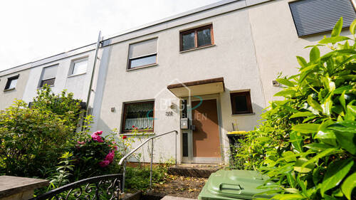 Eingang - Familienfreundliches Reihenhaus mit großem Garten und ca. 35 m² Hobbyraum