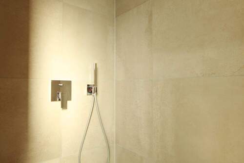 ebenerdige Dusche mit Unterputzarmaturen - 