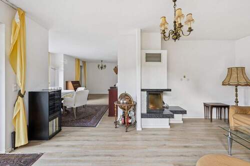 Wohn- und Essbereich mit Kamin - 