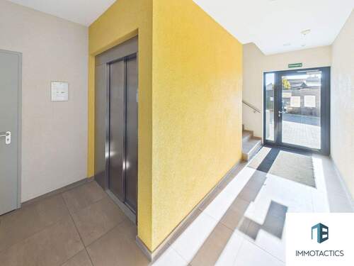 Treppenhaus/Aufzug - 