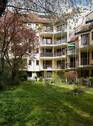 Wohnanlage mit großer Grünfläche - Klassiker in Schwabing: 2-Zimmer mit Balkon, Lift und Parker!