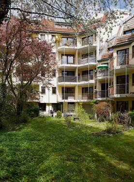 Wohnanlage mit großer Grünfläche - Klassiker in Schwabing: 2-Zimmer mit Balkon, Lift und Parker!