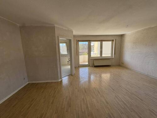Gemütliches Wohnzimmer mit Zugang zum Balkon - 3 Zimmer Etagenwohnung in Wasungen