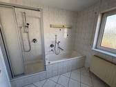 Badezimmer mit Dusche und Wanne - 