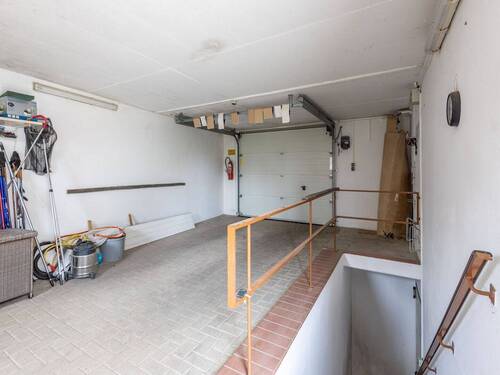 Garage mit Zugang Garten u. Keller - 