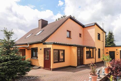 Fronstansicht - Hier wächst Familie - Großzügiges Haus mit Gartenidylle, Pool & Werkstatt