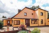 Seitenfront: rechts Eingang Haupthaus und links Eingang Einliegerwohnung - 8 Zimmer Einfamilienhaus in Wolmirsleben