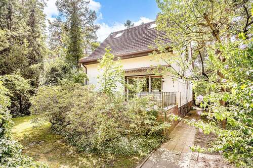 Hausansicht mit Terrasse - Viel Platz in grüner Idylle - 550.000,00 EUR Kaufpreis, ca.  120,00 m² Wohnfläche