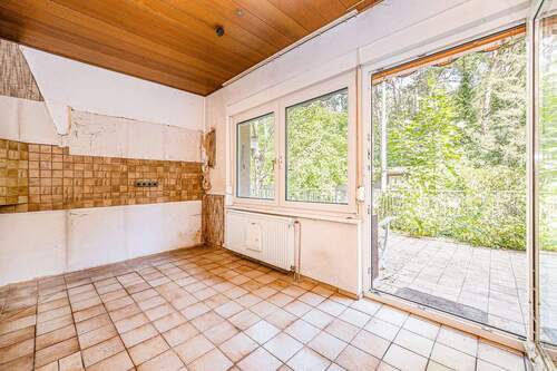 Küche mit Zugang zur Terrasse im EG - 