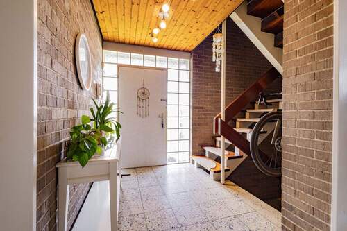 Eingangsbereich mit Treppeaufgang - 