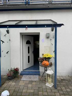 Eingang 1-FH - Sofort einziehen! Ein1-FH m.2 Eingängen, Doppelcarport, 4 Einstellplätze, Garten u. eine vermietete DHH m.2 Wohnungen u. 2 Einstellplätze