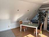 Wohnzimmer mit Esszimmer im 1-FH - 