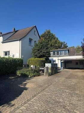 Einfahrt zu den Häusern.jpg - Mehrfamilienhaus, Wohnhaus in Braunschweig zum Kaufen