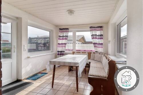 Vorbau mit Zugang zur Terrasse - 