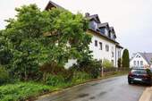 Rückansicht Haus - 2 Zimmer Terrassenwohnung zum Kaufen in Heroldsberg