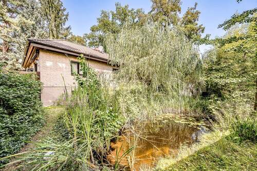 Hausansicht mit Teich - 2 Zimmer Einfamilienhaus in Hohen Neuendorf