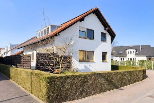 Außenansicht - Zweifamilienhaus mit Mieteinnahme: gepflegt, großzügig und vielseitig nutzbar