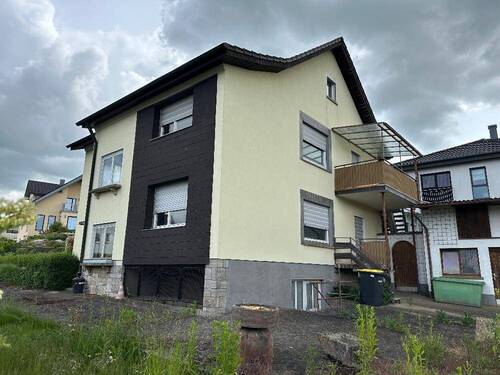 Ansicht von Hofseite mit Balkon - 6 Zimmer Mehrfamilienhaus, Wohnhaus zum Kaufen in Neubrunn
